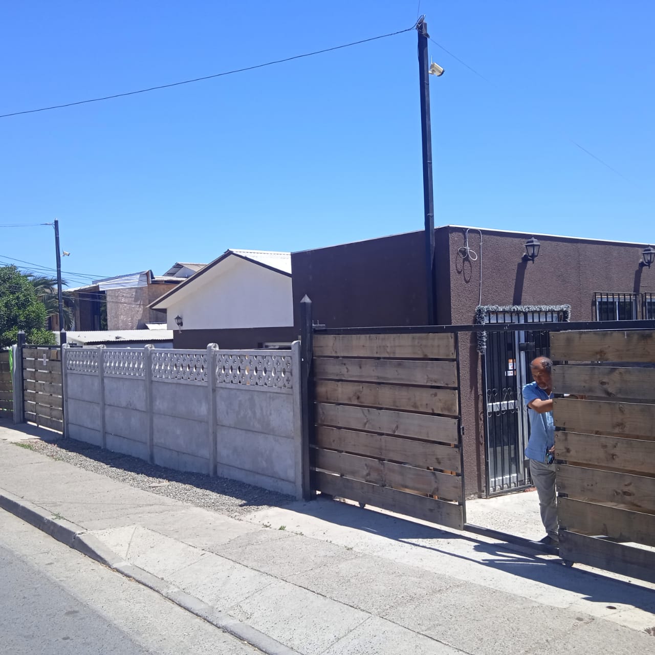 SE VENDE AMPLIO TERRENO (792m2) CON EXCELENTE CASA EN REÑACA ALTO (CONVERSABLE)